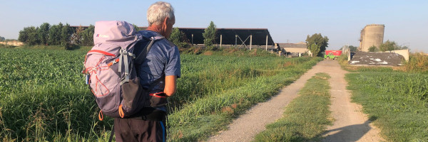 Cammino in pianura lombarda tra campi e strade rurali lungo la Tappa 28 del Cammino di Santa Giulia