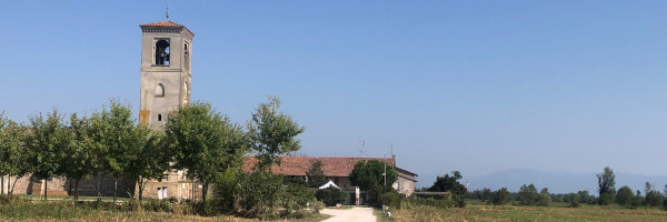 Pieve di Corticelle e paesaggio rurale lungo la Variante Naturalistica della Tappa 28 del Cammino di Santa Giulia
