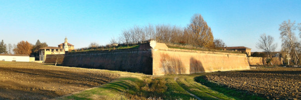 Sabbioneta e le sue mura lungo il Cammino di Santa Giulia, arrivo della Tappa 22