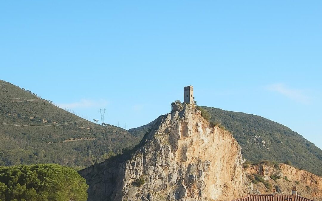 Veduta panoramica della Torre di Caprona arroccata su uno sperone roccioso del Monte Pisano, simbolo storico lungo il Cammino di Santa Giulia.