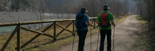 Due pellegrini sul Cammino di Santa Giulia lungo il fiume Secchia tra Fiorano Modenese e Rubiera
