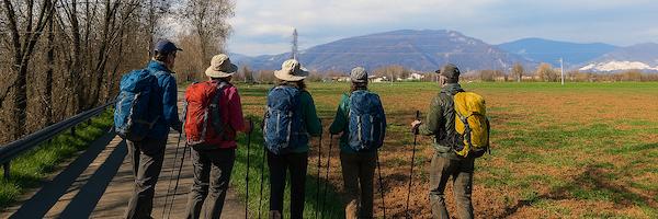 Camminatori sulla ciclabile Via Santa Giulia tra Bassano Bresciano e Porzano, Variante ciclo-turistica del Cammino di Santa Giulia