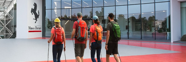 Camminatori del Cammino di Santa Giulia davanti al Museo Ferrari di Maranello