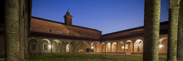 Chiostro notturno della Corte Ospitale di Rubiera lungo il Cammino di Santa Giulia