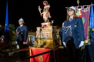 Reliquiario monumentale di Santa Giulia durante la cerimonia notturna a Livorno, con i membri dell’Arciconfraternita e della Polizia Municipale in uniforme