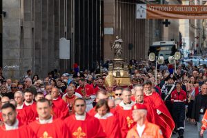 Processione di Santa Giulia a Livorno lungo Via Grande con il reliquiario monumentale, clero, confratelli e folla di fedeli durante la festa del 22 maggio.