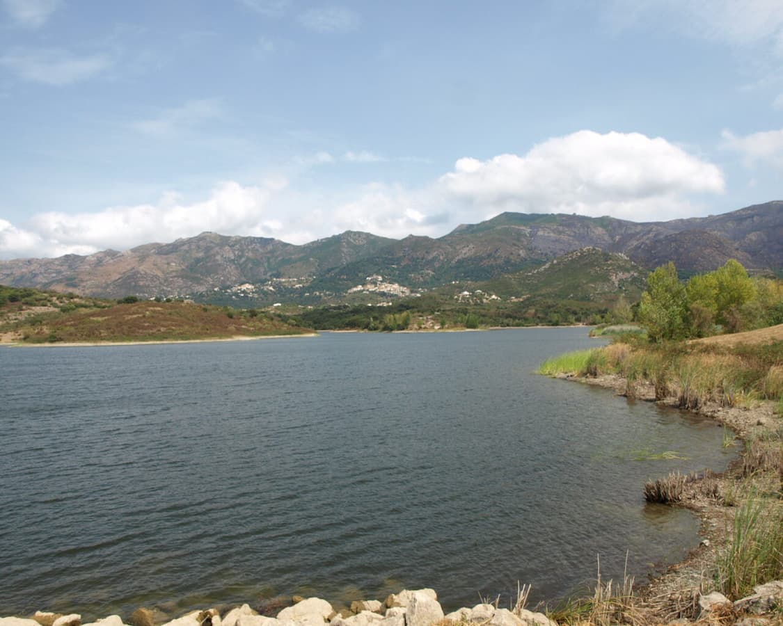 Bacino idrico di Oletta nella piana del Nebbio, in Alta Corsica, utilizzato per irrigazione agricola e approvvigionamento idrico di Saint-Florent