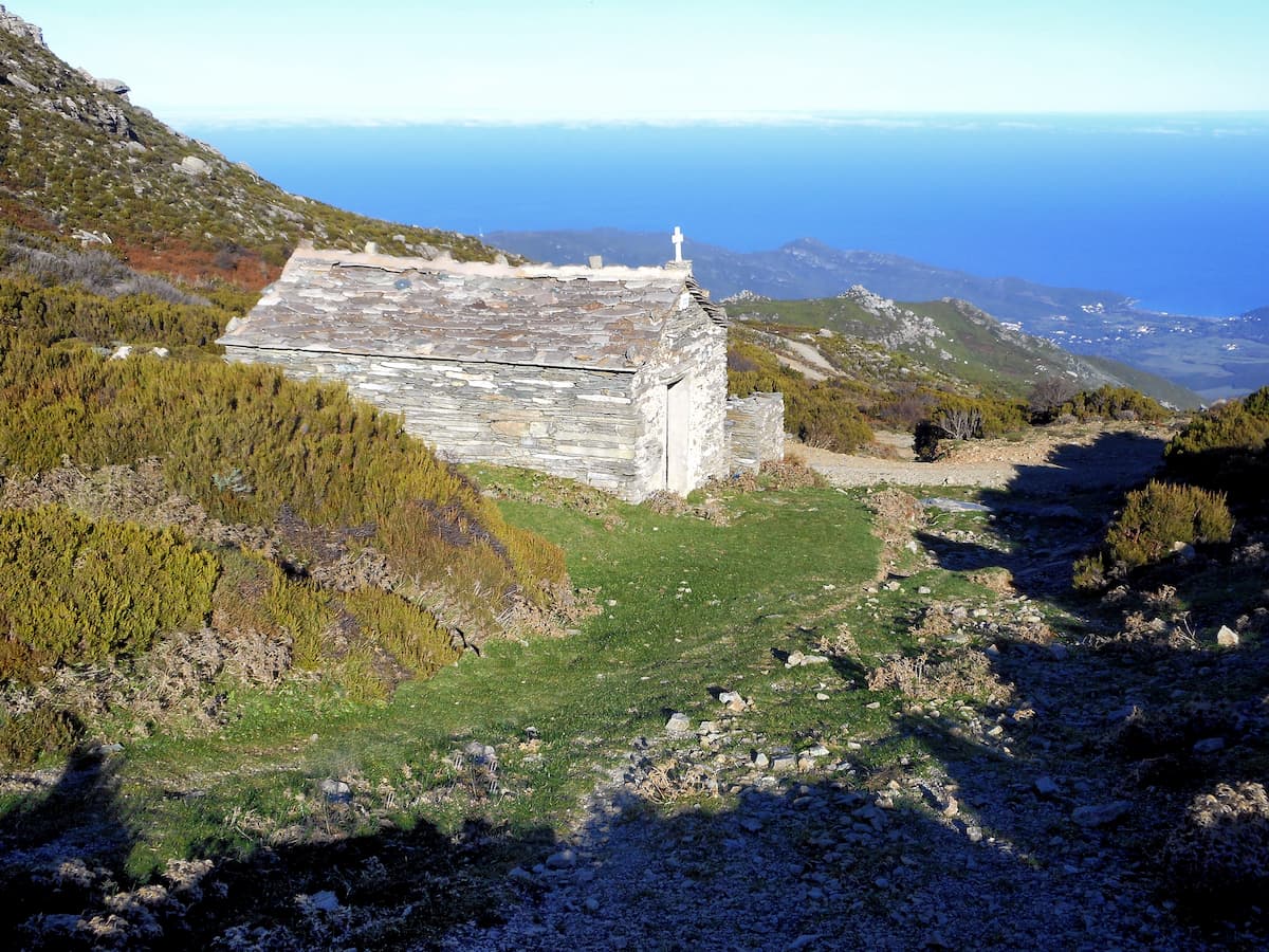 Cappella di San Ghjuvanni a Bocca à San Ghjuvanni, a 970 metri di quota nel Capo Corso, affacciata sul mare