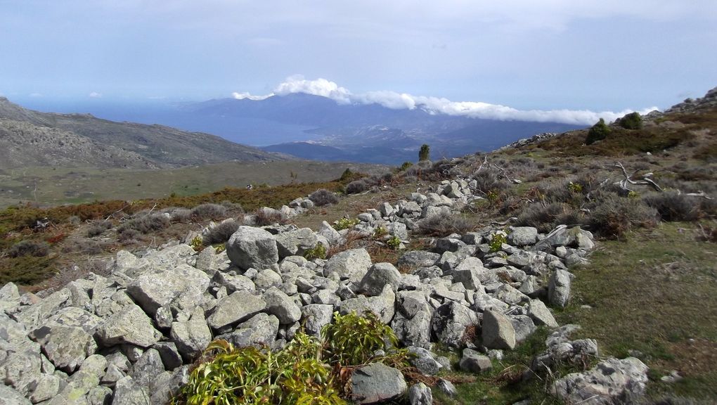 Bocca di Tenda, passo montano della Corsica con antiche vie di comunicazione e vista panoramica verso il nord dell’isola