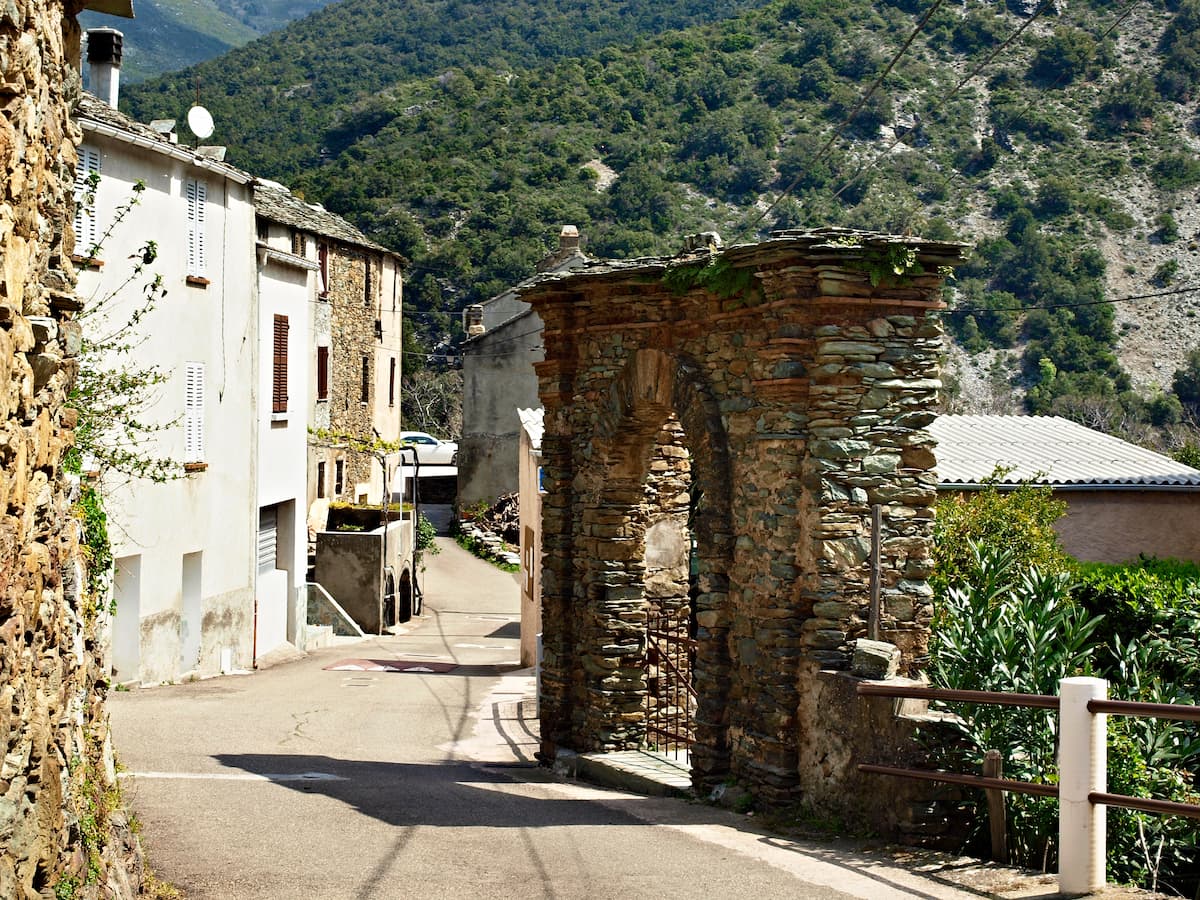 Celle, hameau di Olmeta di Capocorso, borgo in pietra lungo la strada verso la Marina di Negru nel Capo Corso