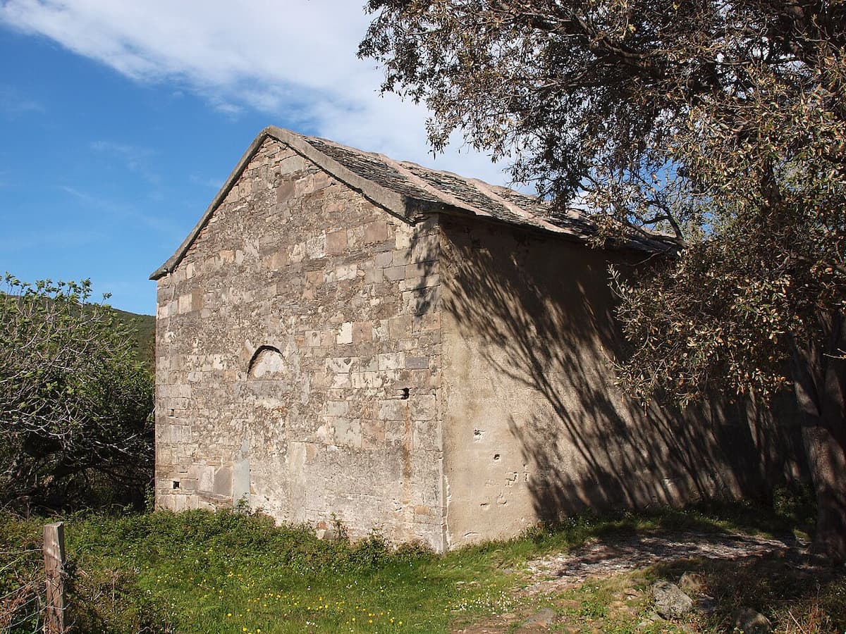 Cappella di San Ghjuvanni a Sisco, edificio religioso rurale immerso nel paesaggio montano del Capo Corso