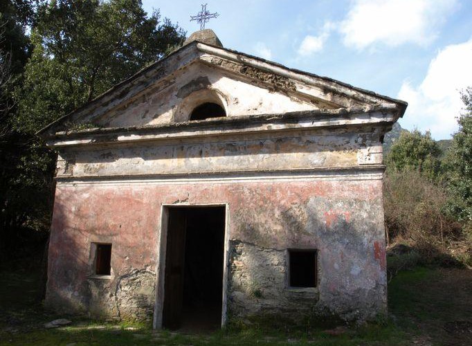 Cappella di Santa Maria Maddalena a U Chjosu nel Capo Corso, antico edificio religioso immerso nella macchia mediterranea lungo il Cammino di Santa Giulia