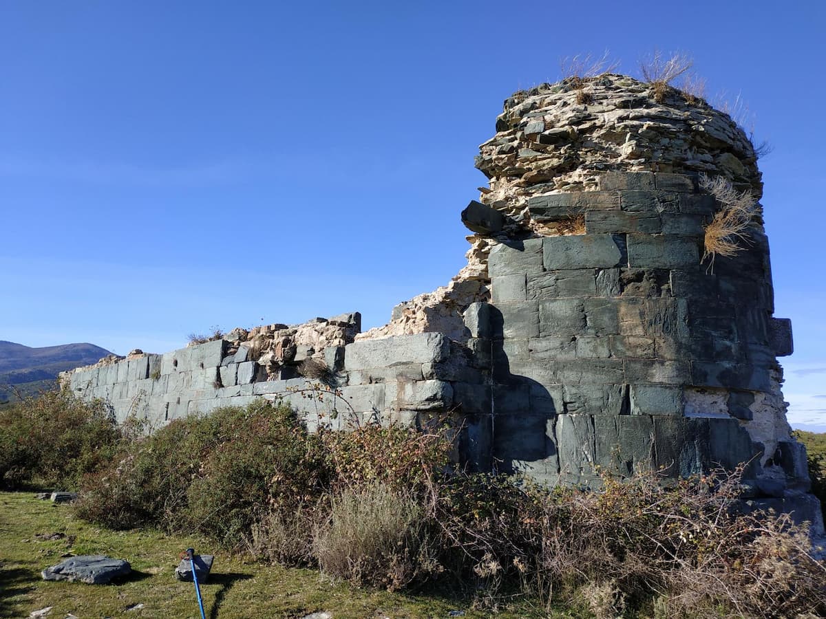 La Chjesa Nera, cappella pisana del XIII secolo in pietra calcarea e serpentino verde presso Piève in Corsica