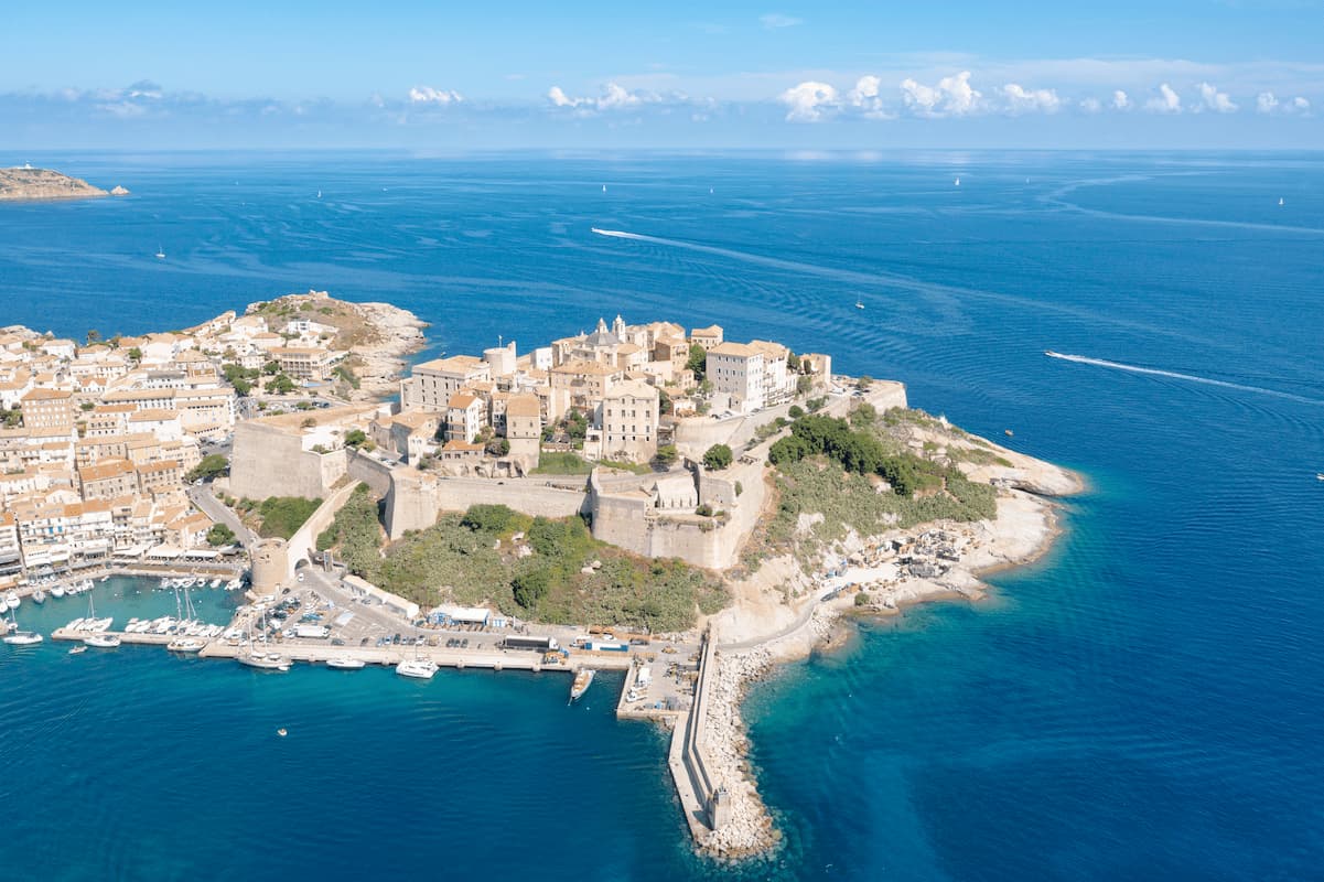 Vista aerea della Cittadella di Calvi in Corsica, punto di partenza del Cammino di Santa Giulia
