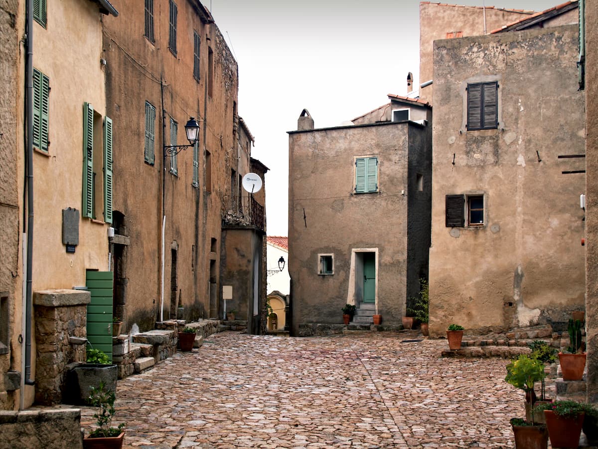 Costa in Balagna, borgo in pietra con stradine e piazza storica lungo il Cammino di Santa Giulia
