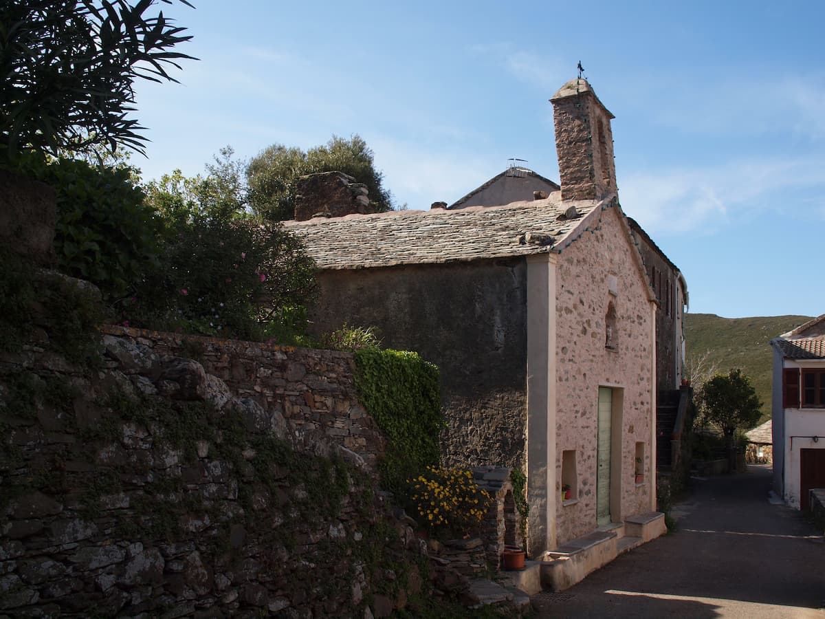 Cappella di San Ghjeseppu nel borgo di E Ficaghje a Sisco, antico villaggio del Capo Corso lungo il Cammino di Santa Giulia