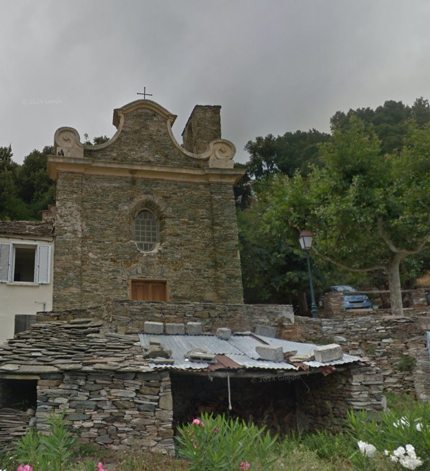 Chiesa di Santa Lucia a Silgaggia nel Capo Corso, edificio religioso in pietra immerso nella macchia mediterranea