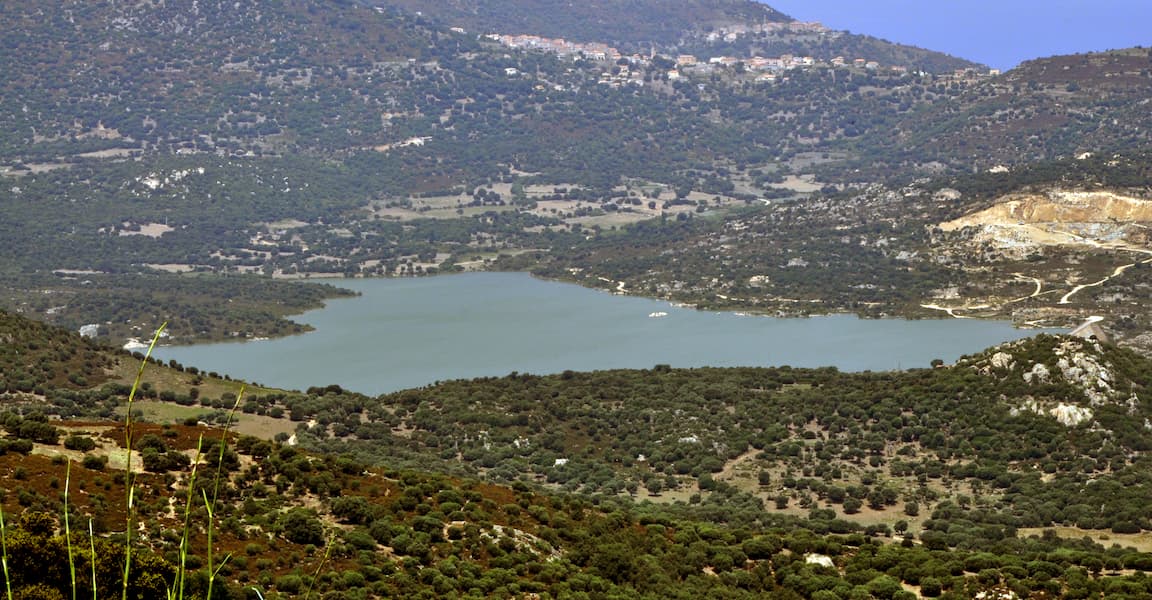 Lac de Codole in Balagna, bacino artificiale dell’Alta Corsica immerso nella macchia mediterranea