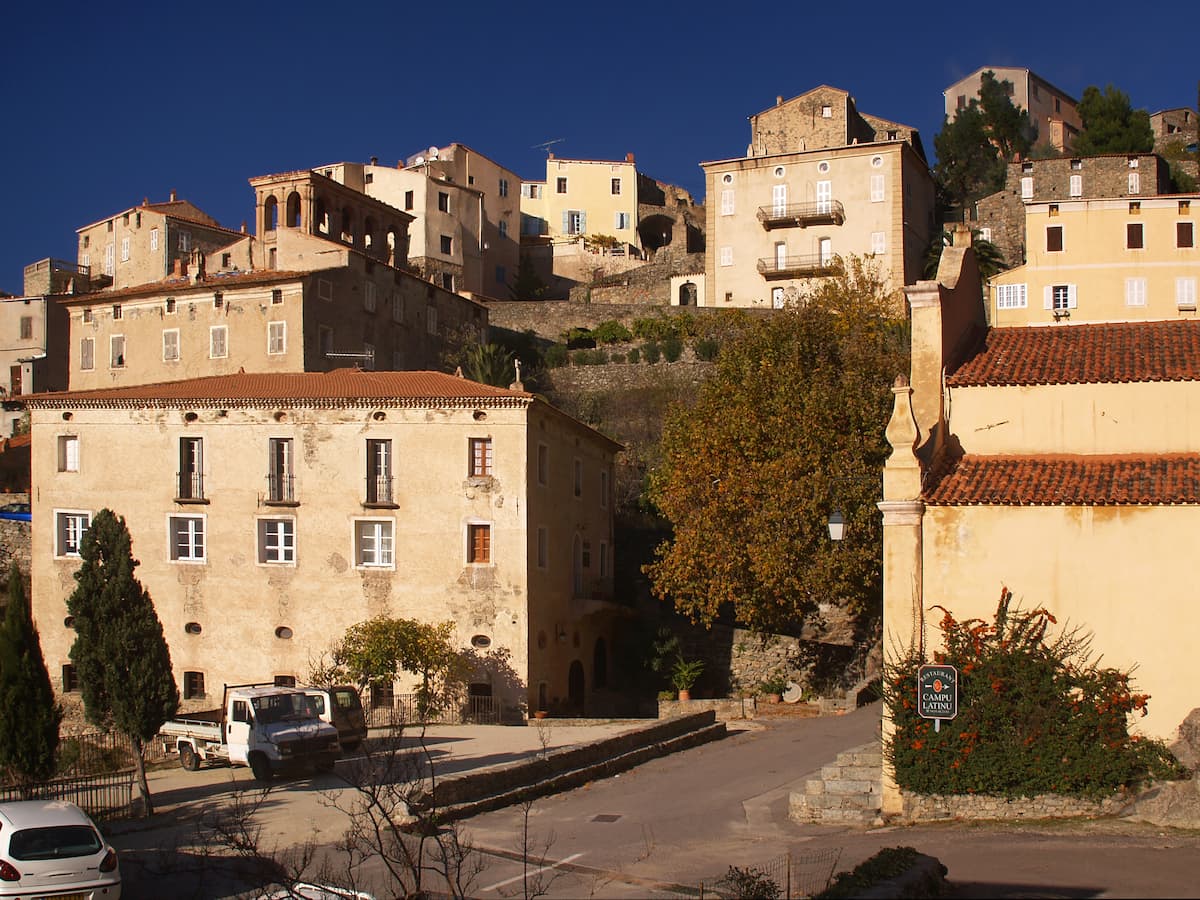 Il borgo medievale di Lama in Balagna, arroccato sopra la valle dell’Ostriconi lungo il Cammino di Santa Giulia