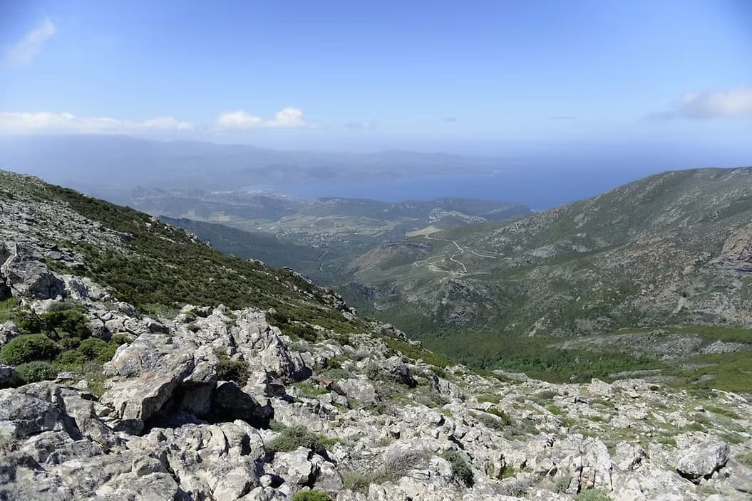 Vista panoramica dal Monte Murzaio in Alta Corsica, tra rocce e macchia mediterranea con il mare del Cap Corse sullo sfondo