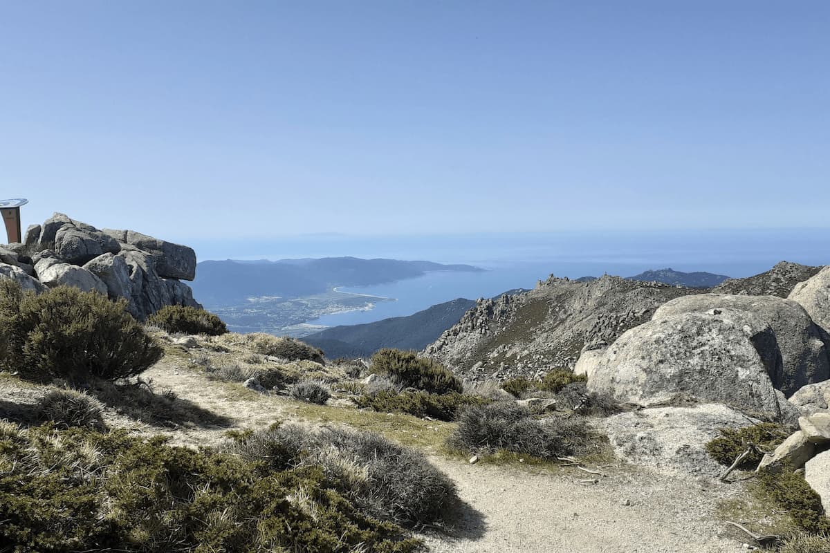 Panorama dal Monte San Columbano nel massiccio di Tenda, Alta Corsica, con macchia mediterranea e viste sulle montagne