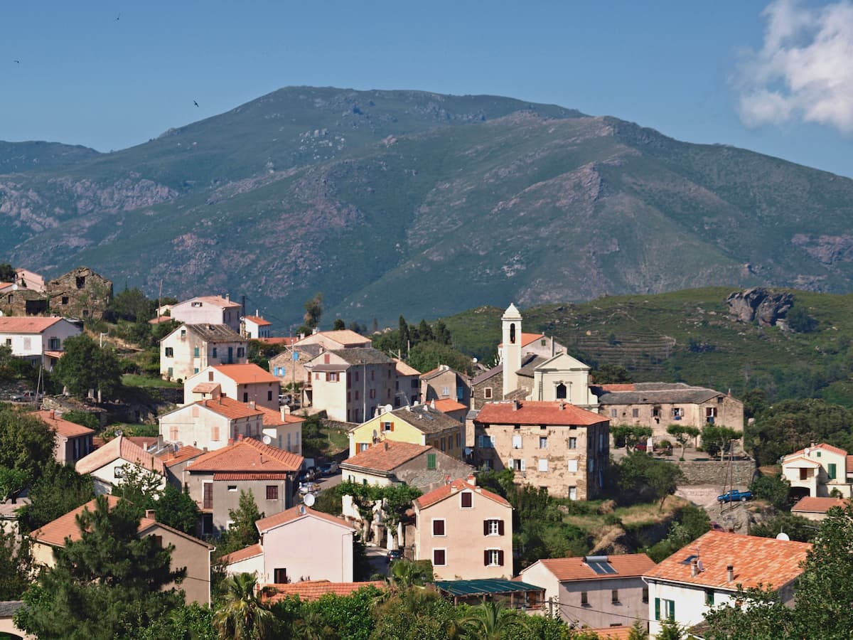Villaggio di Murato nel Nebbio con case in pietra e la chiesa di San Michele, Alta Corsica