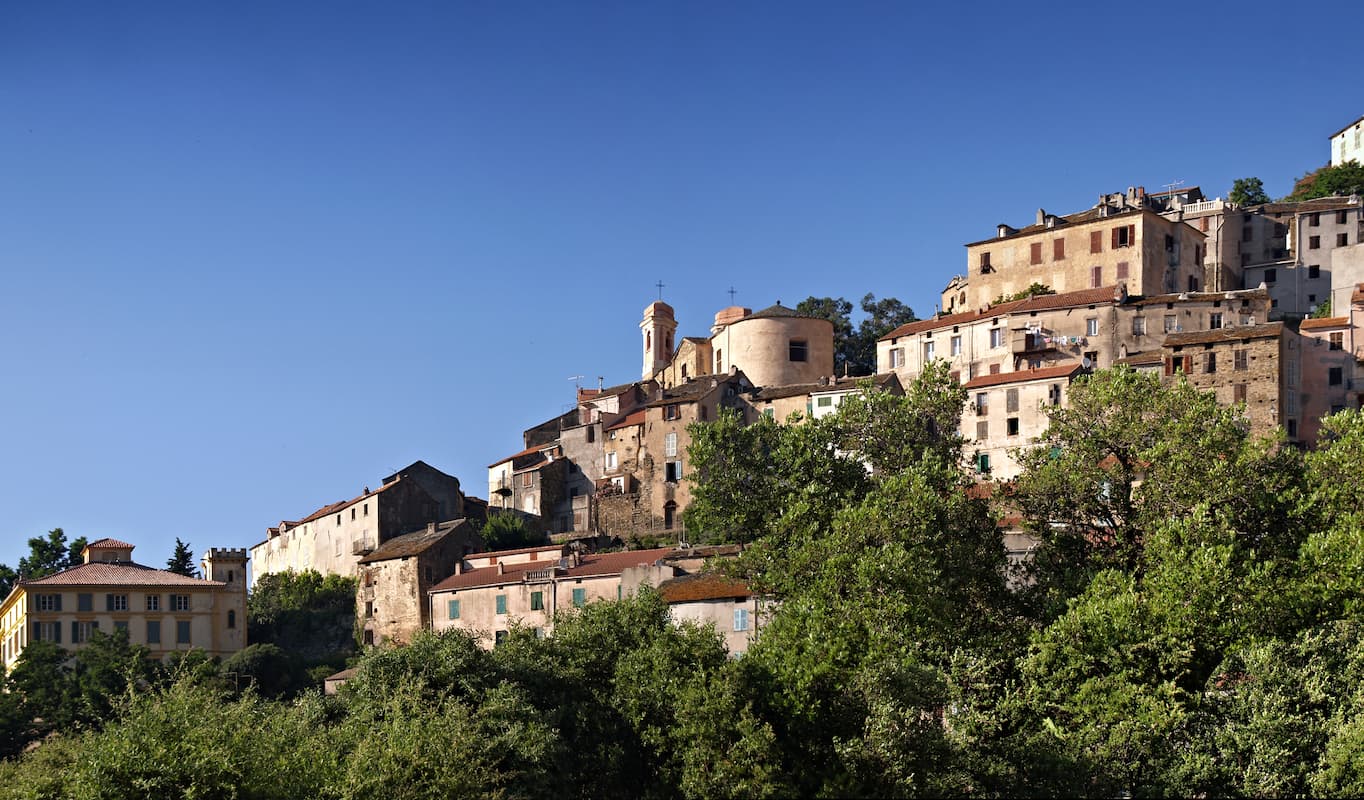 Panorama del borgo di Oletta in Alta Corsica, tra colline del Nebbio e architetture storiche lungo il Cammino di Santa Giulia