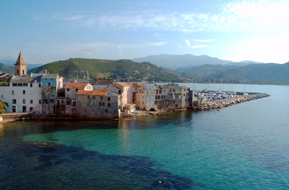 Veduta del porto e del borgo di San Fiorenzo Saint-Florent in Alta Corsica lungo il Cammino di Santa Giulia