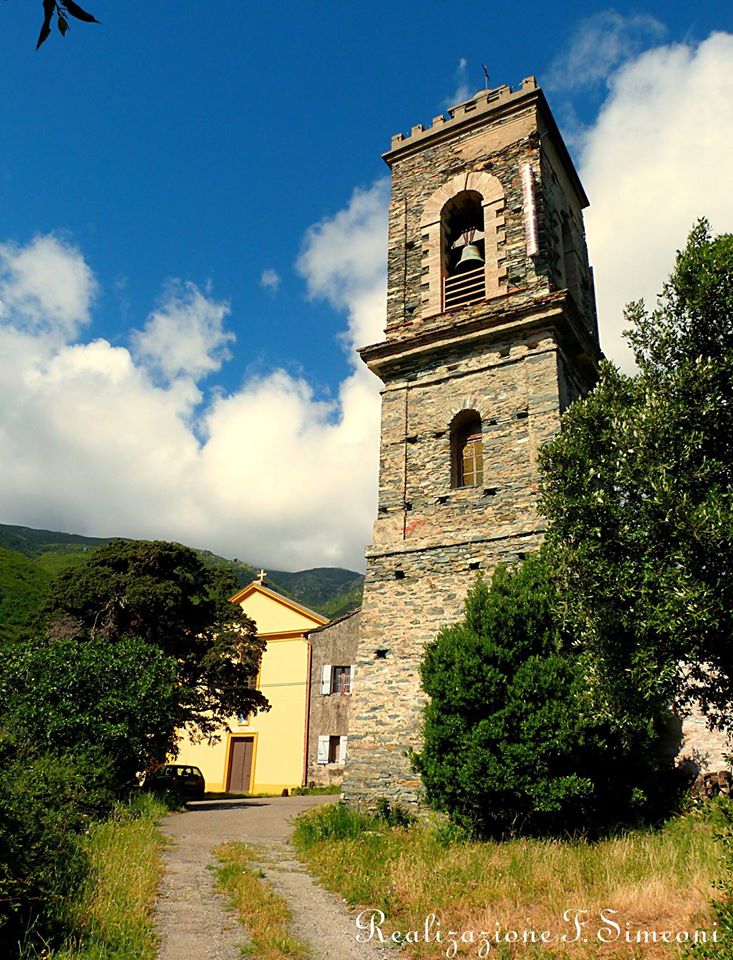 Campanile isolato della chiesa di Sant’Antone a Sisco con vista sul Mar Tirreno e sulle isole di Capraia ed Elba