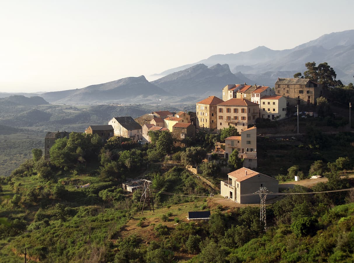 Vallecalle, piccolo borgo dell’Alta Corsica con vista sul Golfo di Saint-Florent lungo il Cammino di Santa Giulia