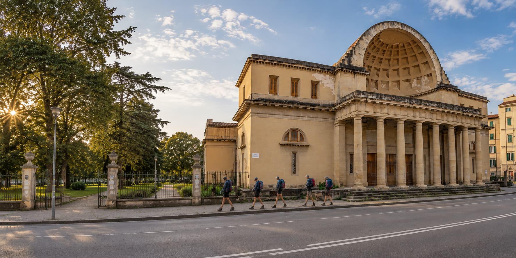 Pellegrini in cammino davanti al Cisternone di Livorno, monumentale serbatoio dell'Acquedotto Leopoldino progettato da Pasquale Poccianti, lungo la prima tappa del Cammino di Santa Giulia.